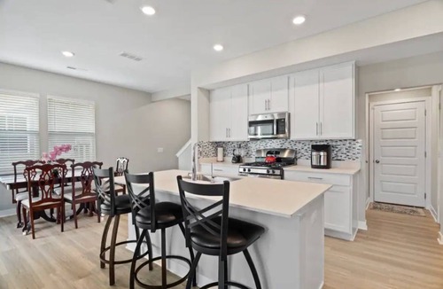 Avon House | Gorgeous 3 Bedroom 2.5 Bath Townhome
