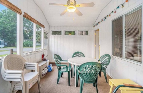 Saugatuck House | Goshorn Lake's Endless Summer | Cottage in Saugatuck w/pool access