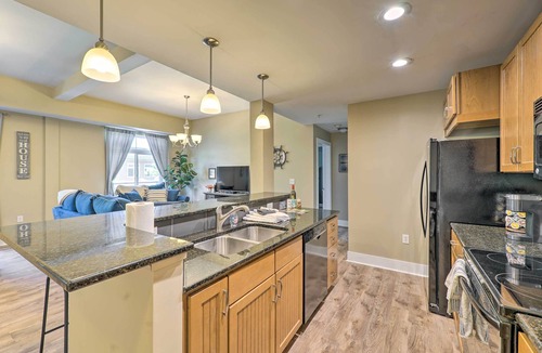 Grand Haven Apartment | Grand Haven Condo - Walk to Nearby Hot Spots!