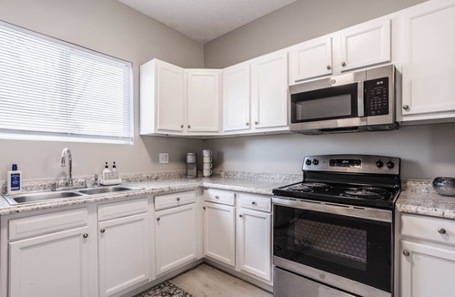 Sheridan House | Grand Park, Westfield, Space For Entire Team, Sleeps 30 comfortably. Unit A