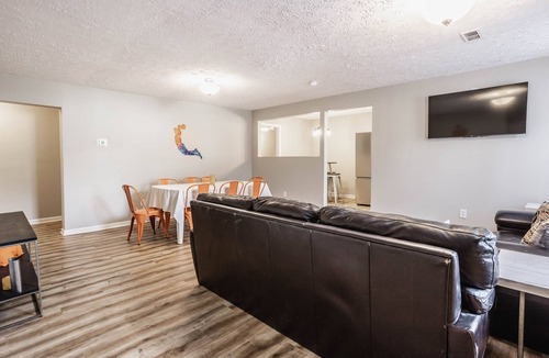Sheridan House | Grand Park, Westfield, Space For Entire Team, Sleeps 30 comfortably. Unit B