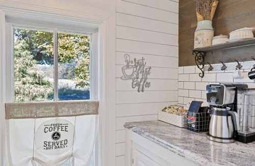 Buchanan House | Grange Hill Farmhouse - unwind in wine country, 15 minutes from Lake Michigan