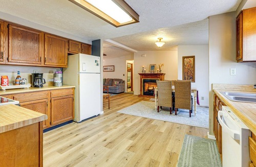 Pleasant Mills Cottage | Great for Families! Woodsy Hideaway in Decatur
