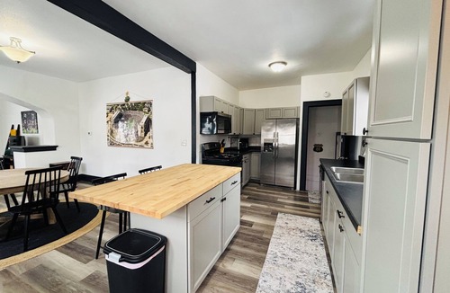 Northeast South Bend House | Great home for Notre Dame events - 4BR 2BA Home Sleeps 12- walk to campus!