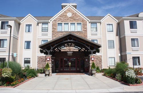 East Paris Condo | Great Location | FREE Wi-Fi + Pool + Hot Tub