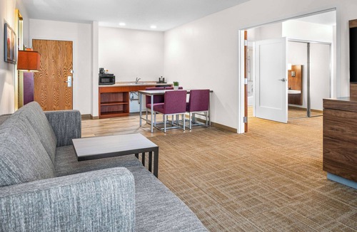 Alpine Center Hotel | Hampton Inn Grand Rapids-North