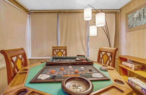 Gary House | Hardrock Hide-Away! 5-bedroom house with 5 queen beds. Close to Casino
