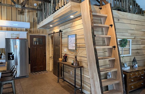 Marshall House | Harmony Hollow barndominium with hot tub near Sugar Creek