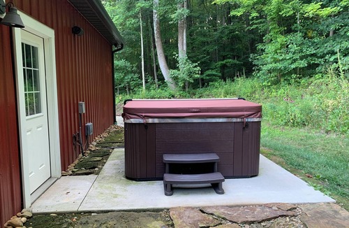 Marshall House | Harmony Hollow barndominium with hot tub near Sugar Creek