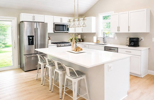 Hemlock Cottage | Haylie's Haven Coastal Style Retreat King Suite Sleeps 6