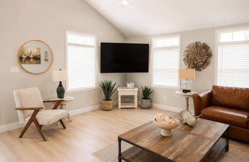 Hemlock Cottage | Haylie's Haven Coastal Style Retreat King Suite Sleeps 6
