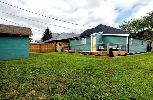 Indianapolis House | Heart of Convenience Downtown near Convention Center-Lucas Oil-Fully Remodeled