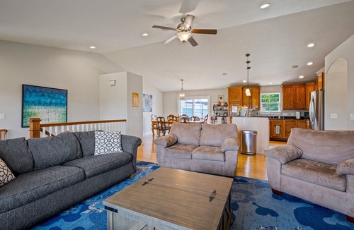 Dorr House | ★ Heated Pool, Hot Tub, Blackstone, Fire Pit, Billiards, Game Room & More!