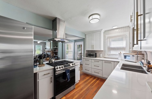 New Buffalo House | HEATED POOL OPEN. Blue Heron Private Retreat in heart of New Buffalo