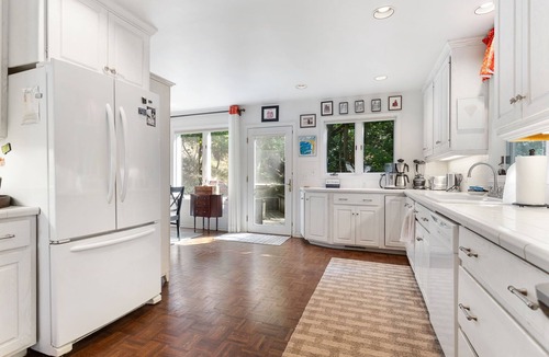 Macatawa House | Hemingway's Beach House, Jacuzzi - perfect kids & families - 15 min to Saugatuck