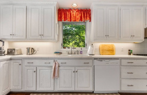 Macatawa House | Hemingway's Beach House, Jacuzzi - perfect kids & families - 15 min to Saugatuck