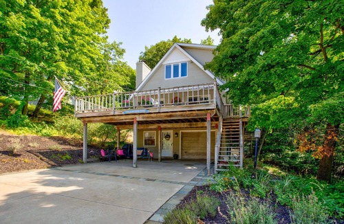 Macatawa House | Hemingway's Beach House, Jacuzzi - perfect kids & families - 15 min to Saugatuck
