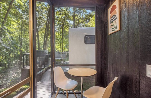 Sears Cabin | Hidden Gem Tiny House, Outdoor Screened-In Kitchen