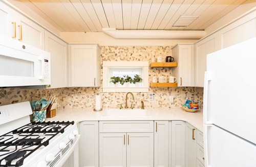Twin Lake Cottage | Hidden Lake Fall Retreat Private Beach, 6 Kayaks & Fire Pit, Hart Lake
