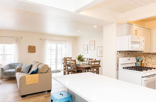 Twin Lake Cottage | Hidden Lake Fall Retreat Private Beach, 6 Kayaks & Fire Pit, Hart Lake