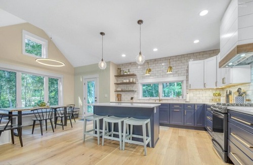 Saugatuck House | High-End Modern Farmhouse Relaxation in Saugatuck - Close to Downtown