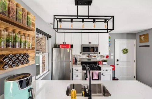 Heart of Chicago Condo | High-Style Oasis in Heart of Chicago + Free EV Charger!n