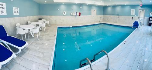 Muskegon Hotel | Holiday Inn Express & Suites Muskegon - Grand Haven by IHG