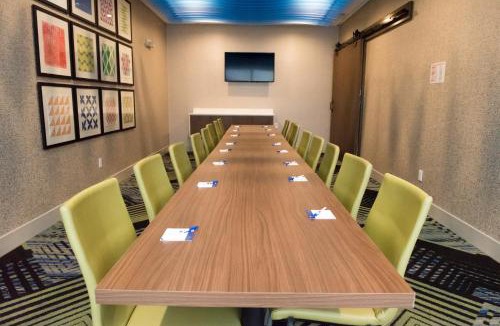 Warsaw Hotel | Holiday Inn Express & Suites - Warsaw - E Center by IHG