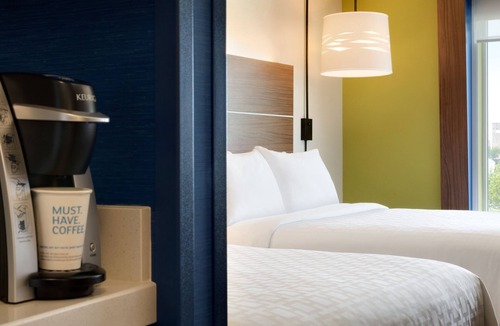 Forest Hills Hotel | Holiday Inn Express Grand Rapids Airport North by IHG