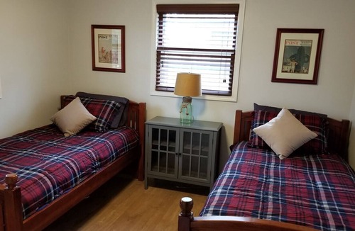 Holland House | HOLLAND HOUSE- Near downtown Holland! (2 minute drive to Tunnel Park)