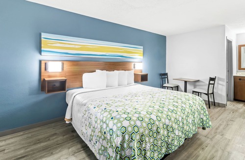 Florence Hotel | HomeTowne Studios by Red Roof Florence, KY-Cincinnati Airport