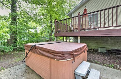 Union Pier House | Hot Tub, Deck & Backyard: Cozy Union Pier House!