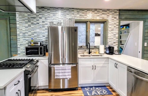 Paw Paw Lake House | Hot Tub/Family Friendly I Sleeps 14 I Paw Paw Lake