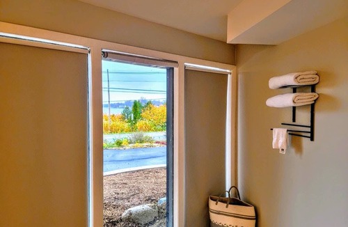 Paw Paw Lake House | Hot Tub/Family Friendly I Sleeps 14 I Paw Paw Lake