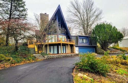 Paw Paw Lake House | Hot Tub/Family Friendly I Sleeps 14 I Paw Paw Lake