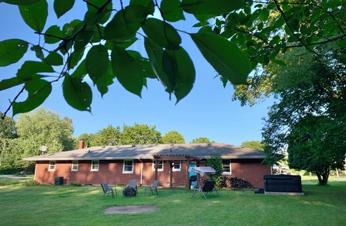 South Bend House | HOT TUB | Hazel Acres| Quiet Getaway | Notre Dame