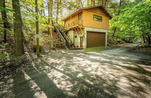 Montague Cottage | Huckleberry Hideaway: A Lake Michigan Sunset Retreat. Pet friendly!