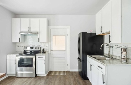 Mexicantown - Southwest Detroit House | Immaculate Retreat: Modern 3-BR Gem in Lansing Detroit