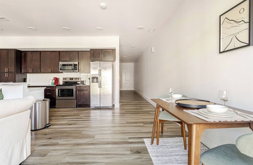 St. Joseph Historic Neighborhood Apartment | Indy Hideaway: Cozy 1BR w/King bed and Free Street Parking.