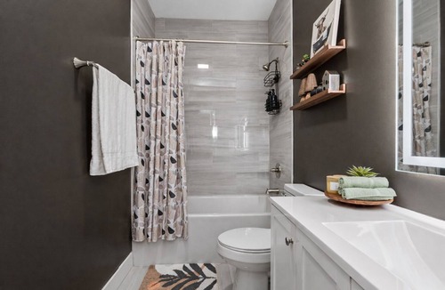 Near Northside House | Indy's Modern Muse: Top-rated home, Free Garage Parking and EV charger!