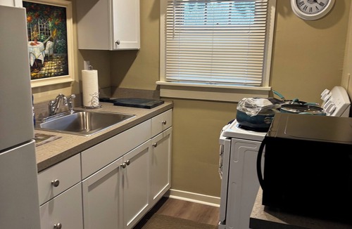Defiance Apartment | Inn On Holgate Ave, Suite II Upstairs Apt Sleeps 4, 1-King/2 Twin, Kitch & more