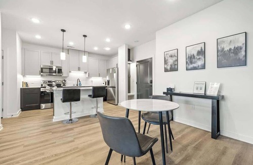 Westfield Apartment | IRIE Living Brand-New Lux 2BR 8 Min Grd Park