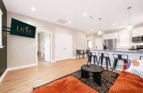 Whitestown House | IRIE Living-Cozy Retreat 2BR House with Pool Gym