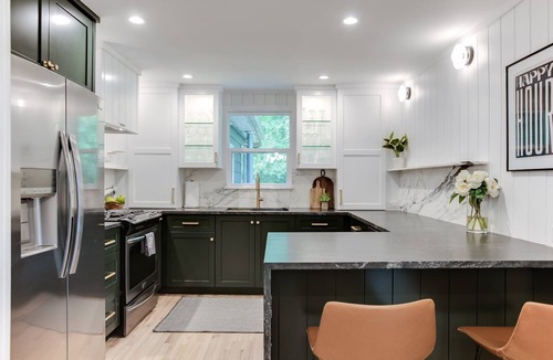 Sawyer House | July dates still available- Heated Pool- Hot tub- Minutes to the beach!