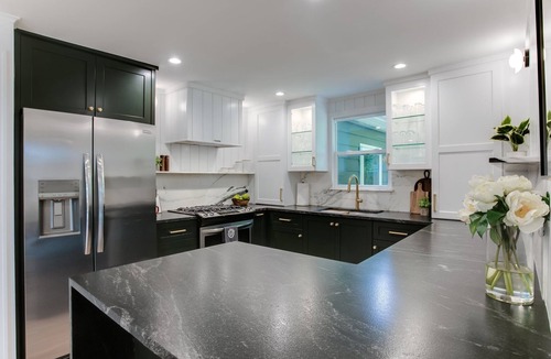 Sawyer House | July dates still available- Heated Pool- Hot tub- Minutes to the beach!