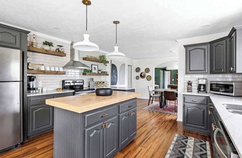 Douglas House | Juniper Presents: Stylish Home, Hot Tub, Grill, Fire Pit & Billiards