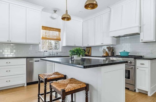 Douglas House | Juniper Presents: Walk to Beach, Coffee Shops! Hot tub & Game Room!