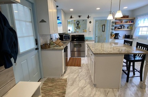 Lakeside House | Just a few blocks from Lake Erie! 4 season home with a cozy cottagey feel.