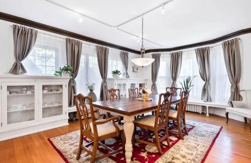Geneva Apartment | - King Bed - Massive Yard - Fully Equipped Condo