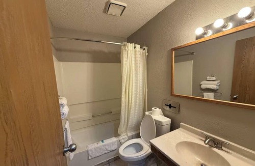 Coldwater Apartment | King Bed | Non-Smoking
